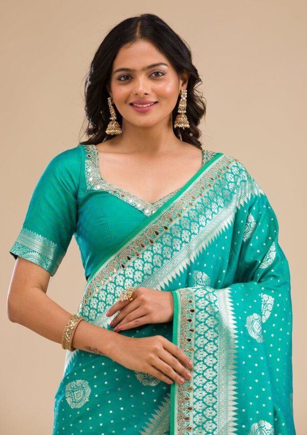 Enchanting Rama Green Banarasi Silk Saree with Exquisite Zari Work - Image 5