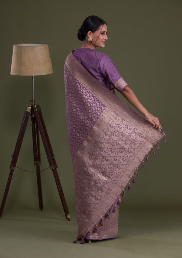 Elegant Mauve Banarasi Silk Saree with Exquisite Zariwork - Image 2