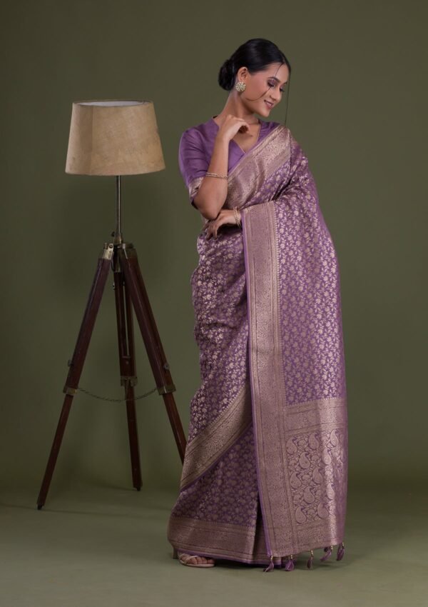 Elegant Mauve Banarasi Silk Saree with Exquisite Zariwork - Image 4